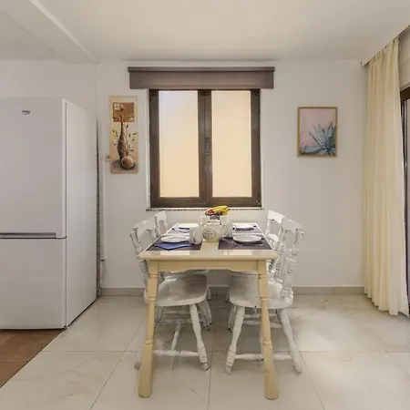 On Island Molat Next To The Sea - By Ta Leut Agency דירה